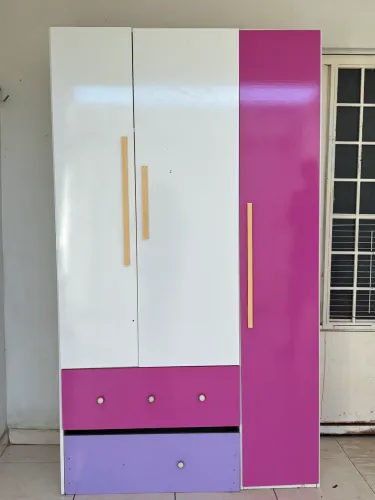 Vendo guarda-roupa semi novo com alguns reparos pra fazer.