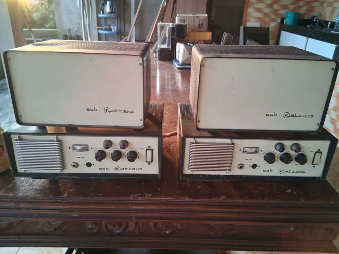 Antigo rádio comunicador a válvula está ligando, faltando um cabo e um microfone