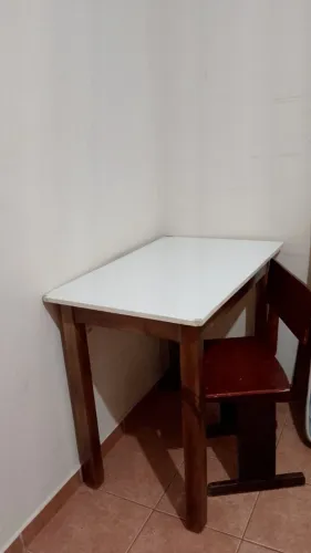 Mesa Pequena com Tampo Branco e Pés em Madeira + Cadeira - Ideal para Estudos / Cozinha Co