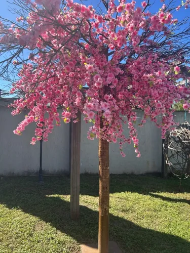 Vendo árvore de cerejeira artificial. Vem com base e troco de madeira verdadeiro. 