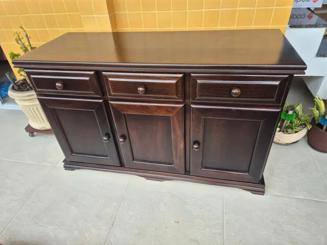 Buffet para compor sua sala com 135cm de largura, 53cm de profundidade e 80cm de altura.