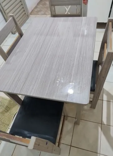 Mesa com 4 cadeiras