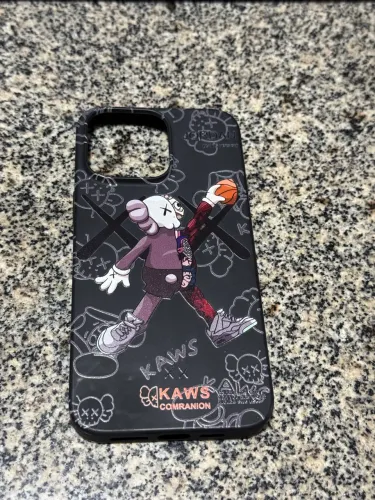 Capa Iphone 15 Pro Max Kaws Basquete