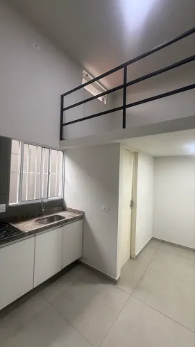 Kitnet 21m² com mezanino p/ 1 pessoa | Água, energia até 70kWh e Wi-Fi inclusos