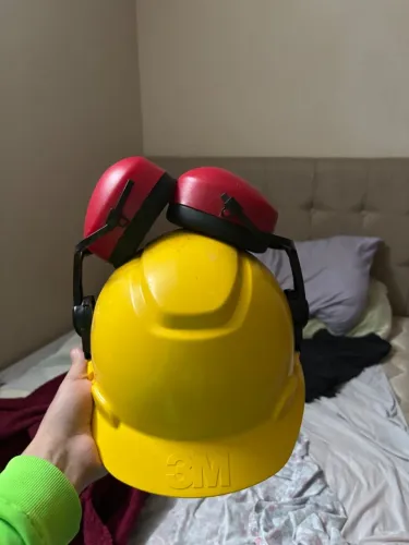 Capacete com abafador tipo concha