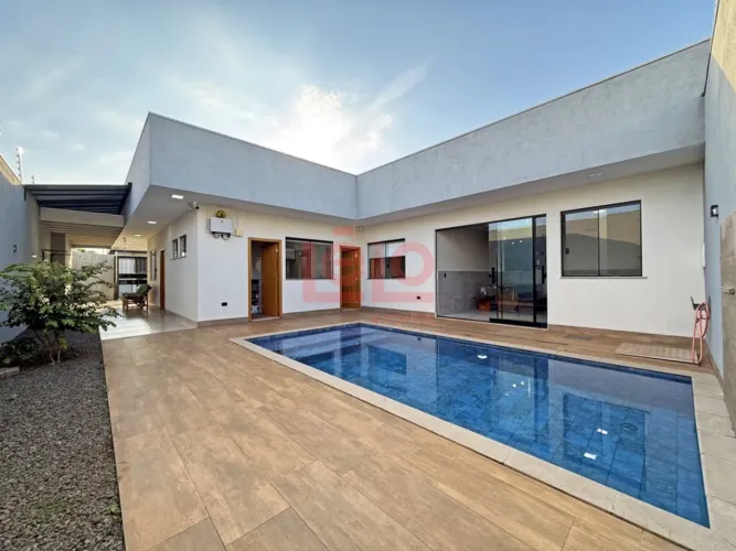 Casa moderna para alugar no Jardim Campos em Maringá com piscina, espaço gourmet, energia