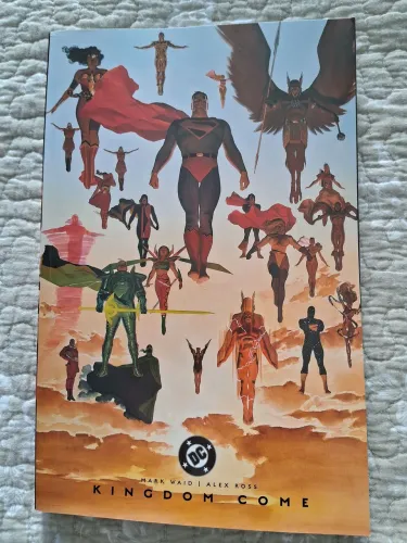 Graphic novel kingdom come da dc importada em inglês com extras - 392 páginas