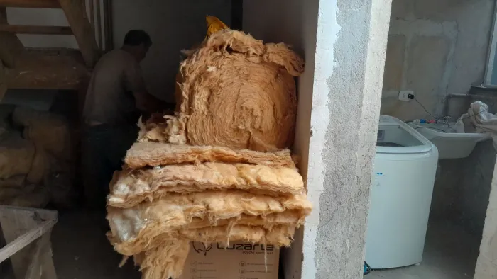 Vendo 30 metros de lã de vidro, falar com Ximenes, *