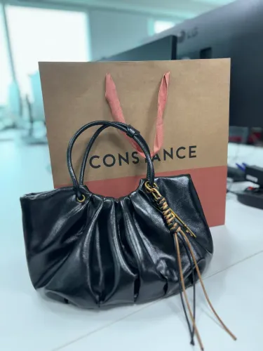 BOLSA TIRACOLO PREGAS PRETA - Constance