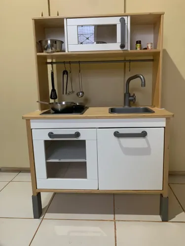 Cozinha infantil de madeira clara 