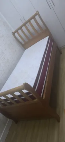 Cama madeira maciça e colchão Castor