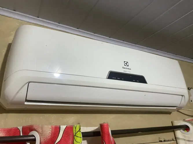 Vendo ar-condicionado 12.000 BTUs, seminovo, em ótimo estado e funcionando perfeitamente