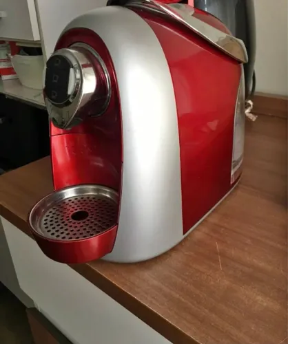Cafeteira Três Corações (cápsula) excelente.