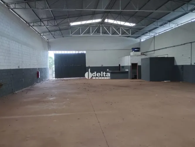 Galpão disponível para locação no bairro Distrito Industrial em Uberlândia-MG