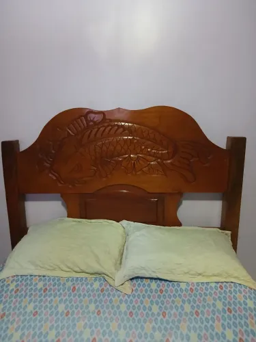 Vende-se cama de madeira de lei