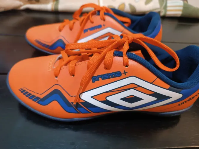 Chuteira society Umbro original tamanho 34, novinha 