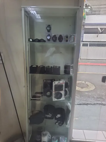 Vitrine alumínio com divisão em vidro e porta lateral com rodinhas 