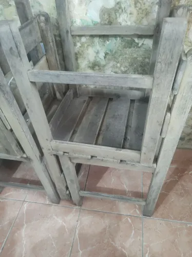 Cadeiras e mesas de madeira (usadas)