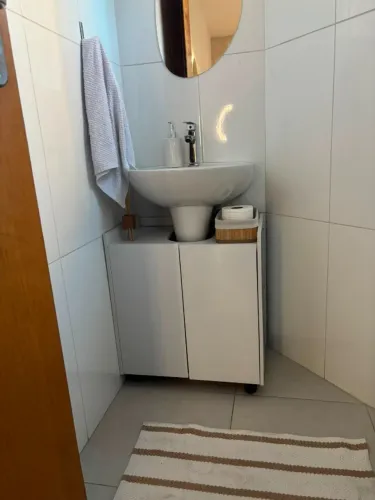 Gabinete de Banheiro Branco 2 Portas com Rodinhas