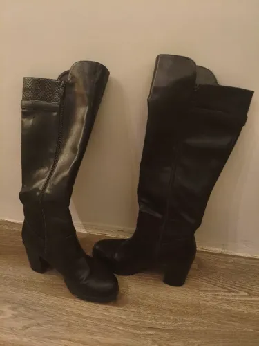 Bota de cano alto e de salto