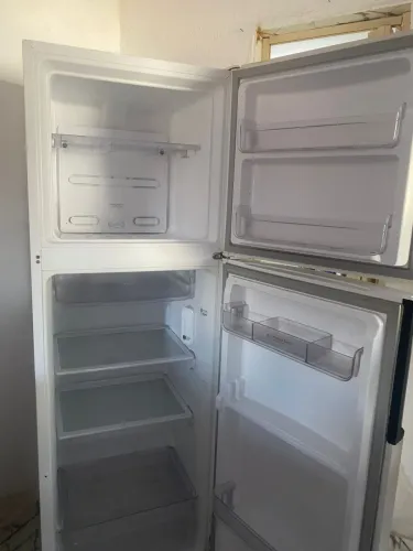 Vendo geladeira pegando tudo , semi nova