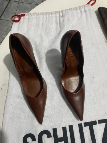 Scarpin Schutz original, novo sem uso, tamanho 36, couro marrom, modelo elegante e clássic