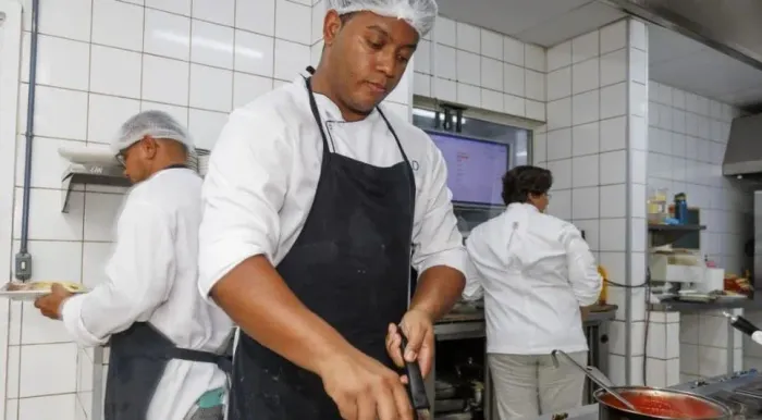 Auxiliar de cozinha 3
