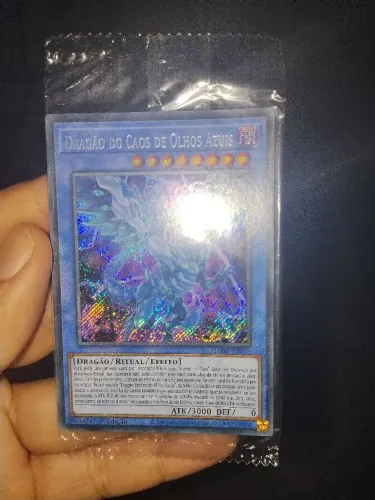 Carta rara Yu-Gi-Oh, lacrada assim como veio promo raríssima Dragão do Caos de olhos azuis