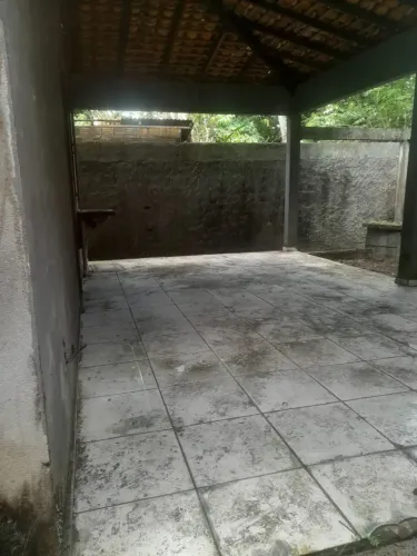 ALESSANDRA IMOVEIS - VENDE TERRENO COM UMA PEQUENA CASA NOS FUNDO - ICOARACI