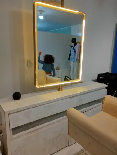 Espelhos de Studio de Beleza em ferro e led. Vai junto as bancadas em MDF