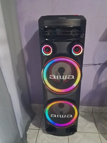 Vede-se um tore de som da marca Aiwa 2.300 portencia Rms na caixa