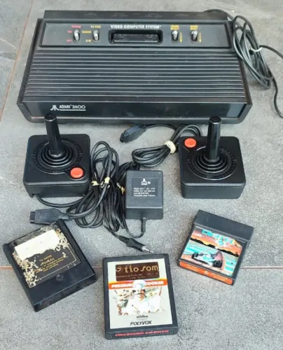 Console Video Game ATARI 2600 FUNCIONANDO. Controles e fonte originais + 3 cartuchos.