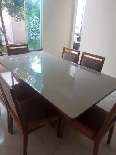 A venda mesa com 6 cadeiras 100% madeira
