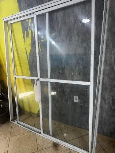 Vendo porta de correr de alumínio branco
