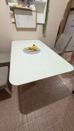 Mesa de 6 lugares sem cadeiras