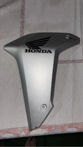 Carenagem lateral esquerda de xre 190 2025 usada original da Honda com aranhão