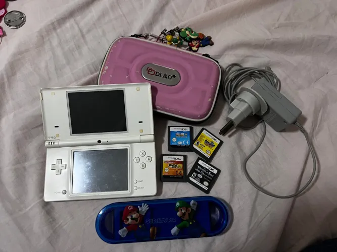 Nintendo DSi testado e funcionando + carregador original + case + 4 jogos + case dos jogos
