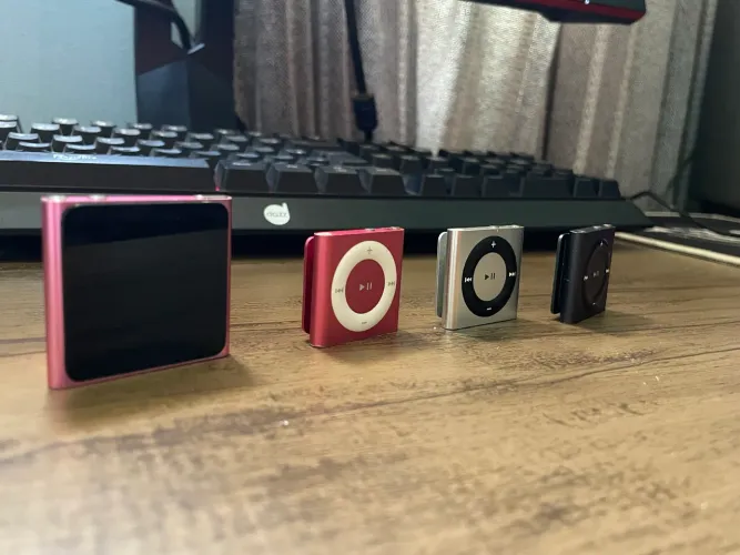 Lote 4 iPods Apple (Nano 6 e Shuffle 4) ? No Estado / Desapego