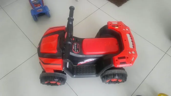 Quadriciclo elétrico infantil