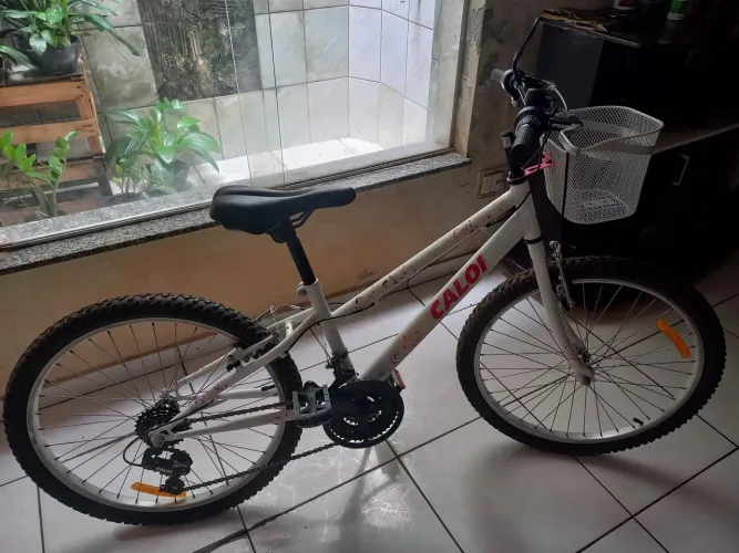  Bicicleta infantil Caloi Ceci aro 24 branca com cesta frontal e 21 marchas.