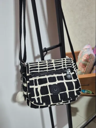 Bolsa Kipling preto/branco c/ chaveiro 