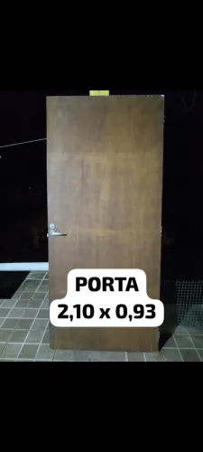 PORTA DE MADEIRA COM FECHADURA