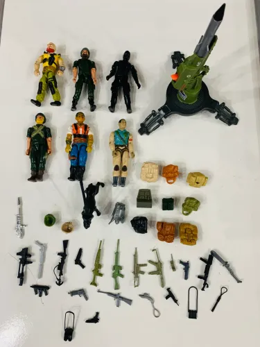 Comandos em ação - 6 bonecos + Cão + lançador + armas 