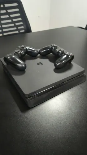 PS4 Slim + 2 controles