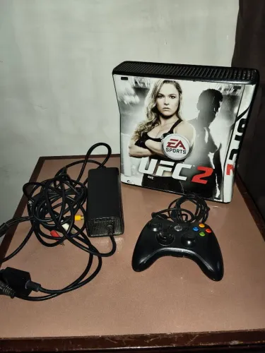 Xbox 360 COM DEFEITO: liga acende uma luz e logo em seguida apaga.