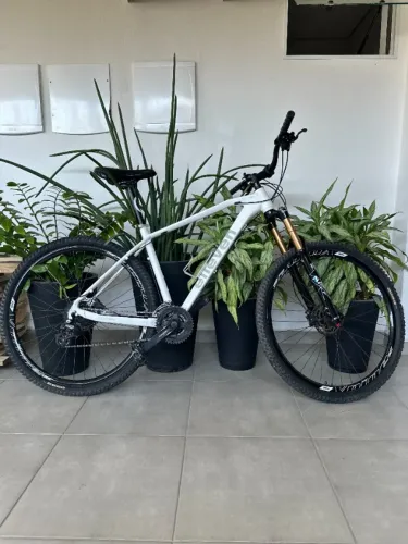 Bicicleta Aro 29 seminova ? Suspensão a ar X9 Pro, Shimano Altus, freios hidráulicos