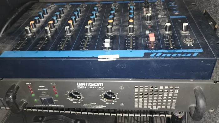 Amplificador ,e mesa 8 canais e uma caixa de 15 polegadas,, mais twitter.