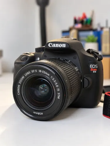 Canon EOS Rebel T5 + Lente 18-55mm + Bateria e Carregador