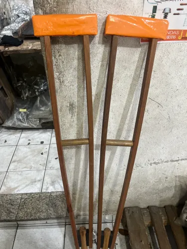 Muletas de madeira