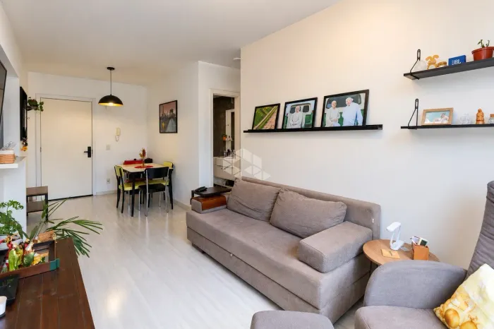 Apartamento de 2 dormitórios e 1 vaga de garagem, no bairro São João, em Porto Alegre.
